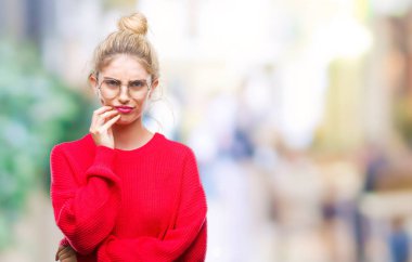 Diş ağrısı veya dişlerde dişlerle ilgili hastalık nedeniyle ağız acı ifadesi ile el ile dokunmak izole arka plan üzerinde kırmızı kazak ve gözlük giyen genç güzel sarışın kadın. Diş hekimi kavramı.