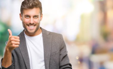 Genç yakışıklı iş adamı mutlu yaşasın el ile jest yapıyor izole arka plan üzerinde. Kameraya bakarak başarı gösteren ile ifade onaylama.