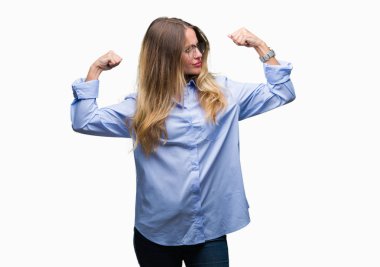 Üzerinde gözlük takan genç güzel sarışın iş kadını kol kasları gururlu gülümseyen gösterilen arka plan izole. Fitness kavramı.