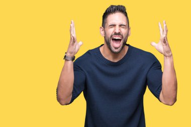 Yakışıklı delikanlı deli ve silah ile başarı için deli kutluyor izole arka plan üzerinde kazak giyen kaldırdı ve heyecanlı çığlık gözler kapalı. Kazanan kavramı