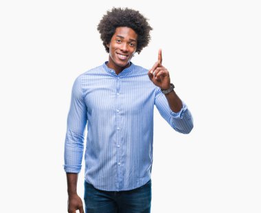 Başarılı fikirle parmağı yukarıyı izole arka plan üzerinde Afro Amerikalı adam. Çıktıktan ve mutlu. Bir numara.