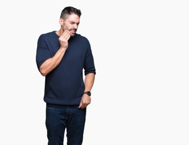 Diş ağrısı veya dişlerde dişlerle ilgili hastalık nedeniyle ağız acı ifadesi ile el ile dokunmak izole arka plan üzerinde kazak giyen genç yakışıklı adam. Diş hekimi kavramı.