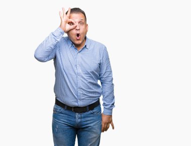 Sürpriz yüz, göz parmaklarının arasından seyir ile orta yaş Arap iş adamı ok jest yapıyor izole arka plan üzerinde şok. İmansız ifade.