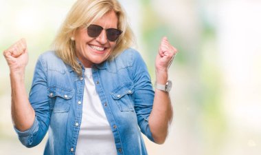 Arka plan deli kutluyor orta yaş sarışın kadın üzerinde güneş gözlüğü takıyor izole ve crazy arms ile başarı için kaldırdı ve heyecanlı çığlık gözler kapalı. Kazanan kavramı