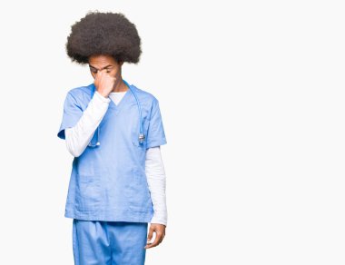 Burun ve göz yorgunluğu ve baş ağrısı duygu sürtünme yorgun afro saçlı genç Afro-Amerikan Doktor adam. Stres ve hayal kırıklığı kavramı.