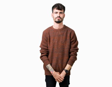 Yakışıklı delikanlı izole arka plan üzerinde kış kazak giyen depresif ve kızgın ve korkmuş ağlıyor sıkıntı için endişeleniyorum. Üzgün ifade.