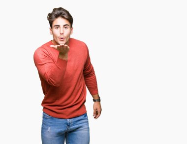 Yakışıklı delikanlı bir öpücük el ile güzel ve seksi olmak hava üfleme kamera bakarak izole arka plan üzerinde. Aşk ifade.