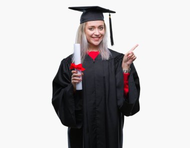 Derecesi izole arka plan üzerinde çok el ve parmak ile tarafına işaret mutlu tutarak yüksek lisans üniforma giyen genç sarışın kadın