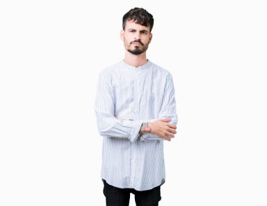 Genç yakışıklı iş adamı izole arka plan şüpheci ve sinir, onaylamayan ifade yüz çapraz kolları üzerinde. Negatif kişi.