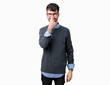 Genç yakışıklı gözlük takan bir şey pis ve iğrenç kokulu izole arka plan, dayanılmaz koku, holding nefes burun parmaklar ile adam akıllı. Kötü kokuyor kavramı.