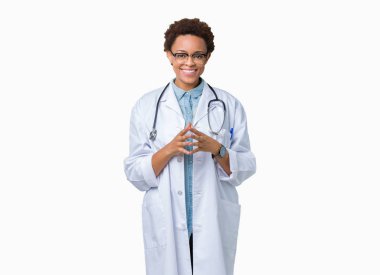 Birlikte izole arka plan eller üzerinde tıbbi ceket giyen genç Afro-Amerikan doktor kadın ve parmakları rahat ve neşeli gülümseyen geçti. Başarı ve iyimser