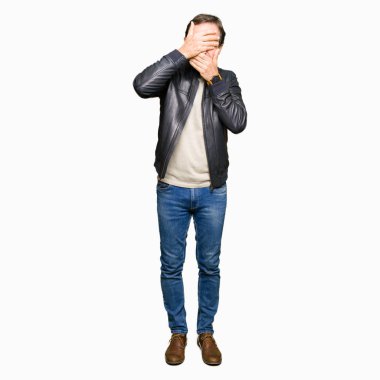 Siyah deri ceket kapsayan gözler ve ağız el ile giyen orta yaş yakışıklı adam şaşırttı ve şok. Duygu gizleme