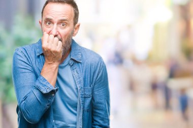 Orta yaş ağarmış üst düzey adam stresli ve gergin ile izole arka plan üzerinde tırnak ısırma dudaklarından eller. Anksiyete sorunu.