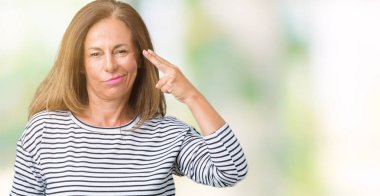 Güzel orta yaş kadın giyiyor çizgili süveter izole üzerinde çekim ve öldürmek kendini el ve parmaklara baş, intihar jest işaret arka plan.