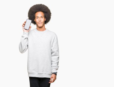 Kendinden emin bir ifade ile smartphone ekran ciddi düşünme acımak yüz üzerinde gösterilen afro saçlı genç Afro-Amerikan adam