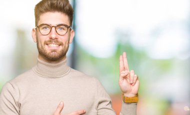 Genç yakışıklı iş adamı giyen Swearing göğüs ve parmaklar, el ile bir sadakat sözü yemin yapma gözlük