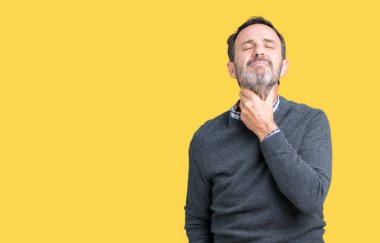 Bir kazak izole üzerinde giyen yakışıklı orta yaş üst düzey adam arka plan ağrılı boyun, boğaz gribi, kesek ve enfeksiyon için dokunaklı