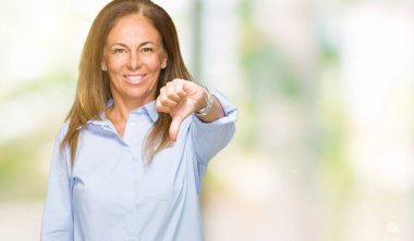 Güzel orta yaş iş izole arka plan mutsuz ve kızgın ret gösterilen ve başparmak aşağı hareketi ile negatif seyir yetişkin kadın. Kötü ifade.