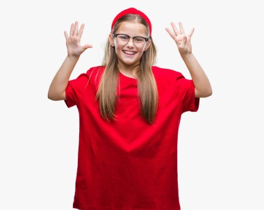 Genç güzel kız gözlük gösterilen ve parmakları ile işaret izole arka plan üzerinde dokuz kendinden emin ve mutlu gülümseyerek iken numara.