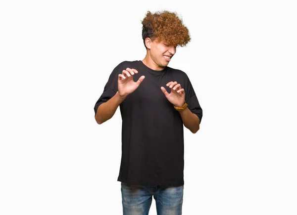 Joven Hombre Guapo Con Pelo Afro Usando Camiseta Negra Expresión —  Fotos de Stock