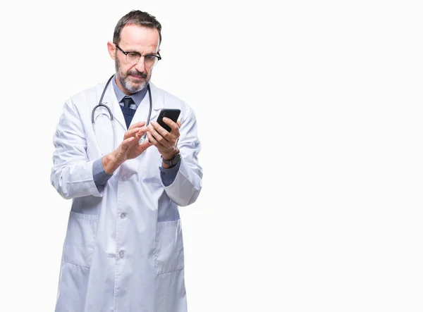 Medelåldern Senior Hoary Doktor Mannen Textning Med Smartphone Isolerade Bakgrund — Stockfoto