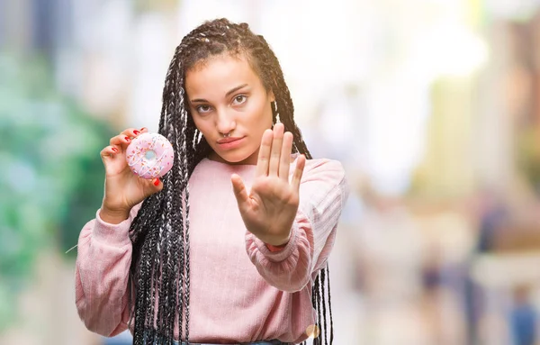 Fiatal Afroamerikai Lány Rózsaszín Fánk Eszik Mint Elszigetelt Háttér Nyissa — Stock Fotó