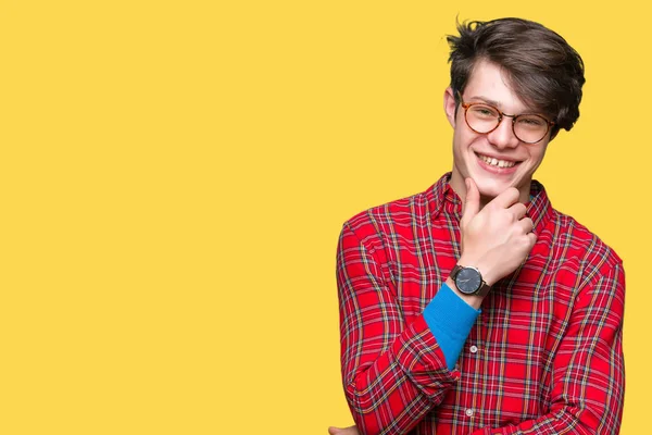 Ein Junger Gutaussehender Mann Mit Brille Vor Isoliertem Hintergrund Blickt — Stockfoto