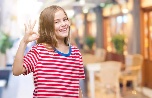年轻美丽的女孩在孤立的背景微笑积极做 标志与手和手指 成功表达式 — 图库照片