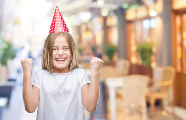 Menina Bonita Nova Usando Boné Aniversário Sobre Fundo Isolado Comemorando — Fotografia de Stock