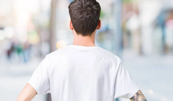 Junger Gutaussehender Mann Mit Weißem Shirt Vor Isoliertem Hintergrund Der — Stockfoto