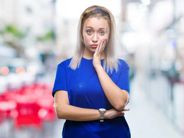 Mujer Rubia Joven Sobre Fondo Aislado Pensando Que Cansado Aburrido — Foto de Stock