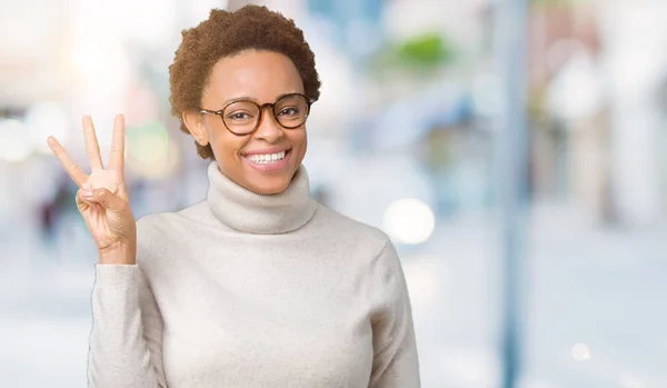 Unga Vackra Afroamerikanska Kvinnan Bär Glasögon Över Isolerade Bakgrund Visar — Stockfoto