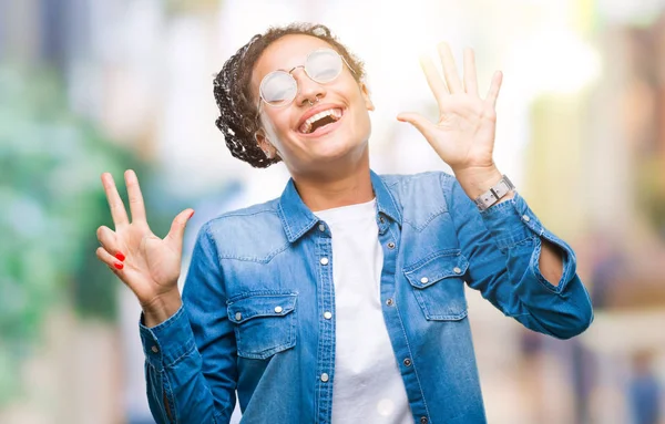 Ung Flätade Hår Afrikanska Amerikanska Flickan Bär Glasögon Över Isolerade — Stockfoto