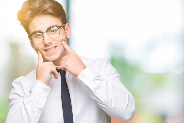 Unga Företag Man Glasögon Över Isolerade Bakgrund Leende Med Öppen — Stockfoto