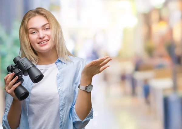 Joven Mujer Caucásica Sosteniendo Prismáticos Sobre Fondo Aislado Muy Feliz —  Fotos de Stock