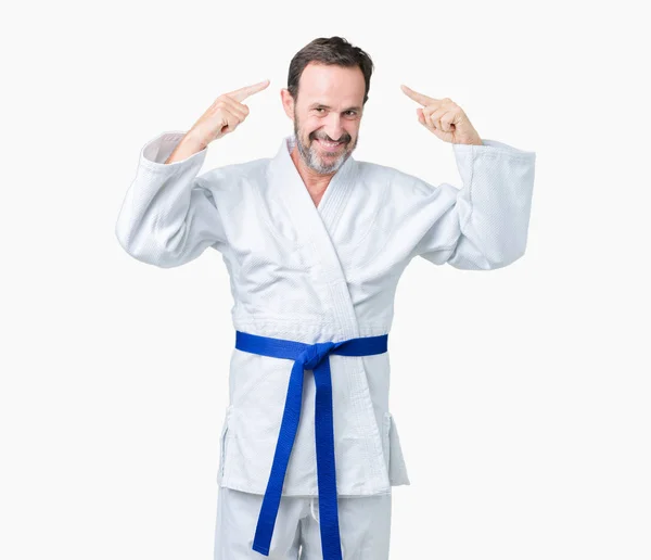 Bello Uomo Anziano Mezza Età Che Indossa Uniforme Kimono Sfondo — Foto Stock