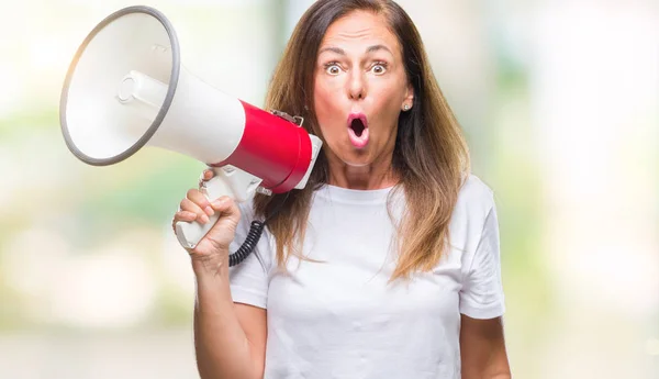 Hispanische Frau Mittleren Alters Schreit Durch Megafon Über Isolierten Hintergrund — Stockfoto