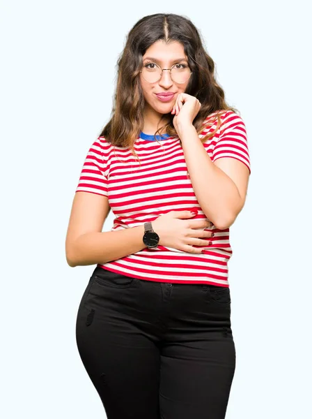 Joven Hermosa Mujer Con Gafas Con Mano Barbilla Pensando Pregunta —  Fotos de Stock