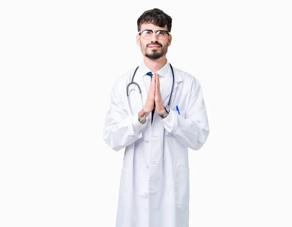 Giovane Medico Che Indossa Cappotto Ospedaliero Sfondo Isolato Implorando Pregando — Foto Stock
