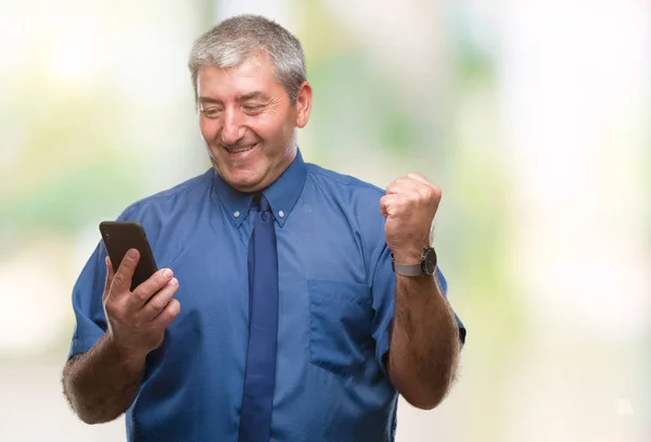 Hombre Mayor Guapo Que Envía Mensajes Texto Usando Teléfono Inteligente —  Fotos de Stock