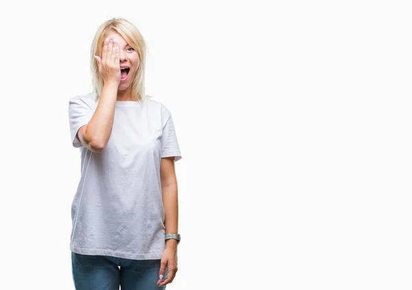 Jovem Mulher Loira Bonita Vestindo Camiseta Branca Sobre Fundo Isolado — Fotografia de Stock