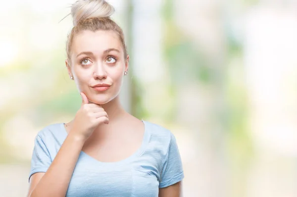 Mladá Blond Žena Izolované Pozadí Rukou Bradě Přemýšlet Otázce Zamyšlený — Stock fotografie