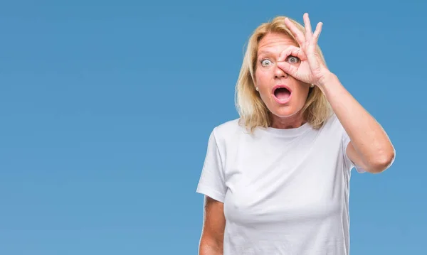 Blonde Vrouw Van Middelbare Leeftijd Geïsoleerde Achtergrond Doen Gebaar Geschokt — Stockfoto