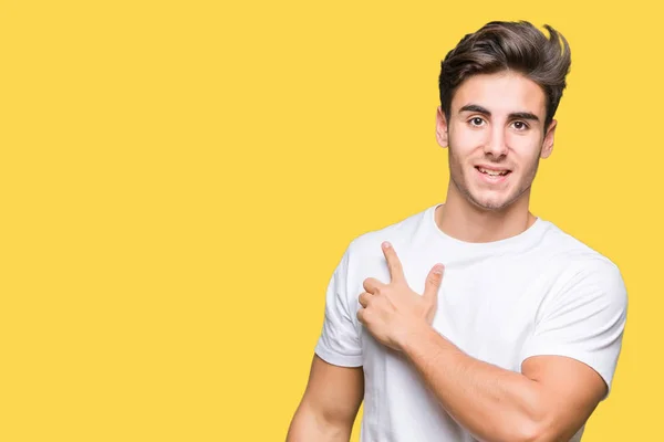 Jovem Homem Bonito Vestindo Camiseta Branca Sobre Fundo Isolado Alegre — Fotografia de Stock