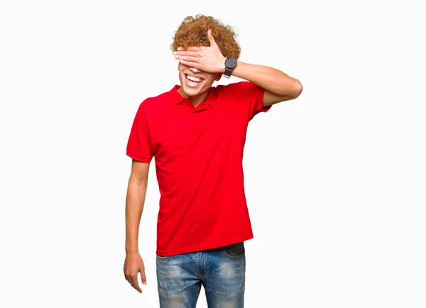 Joven Hombre Guapo Con Pelo Afro Vistiendo Camiseta Roja Sonriendo —  Fotos de Stock