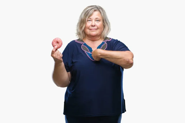 Senior Size Mulher Caucasiana Comer Donut Açúcar Sobre Fundo Isolado — Fotografia de Stock