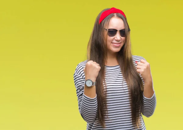 Junge Schöne Kaukasische Frau Mit Sonnenbrille Über Isoliertem Hintergrund Sehr — Stockfoto