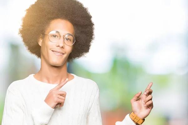Unga Afroamerikanska Man Med Afro Hår Glasögon Leende Och Tittar — Stockfoto