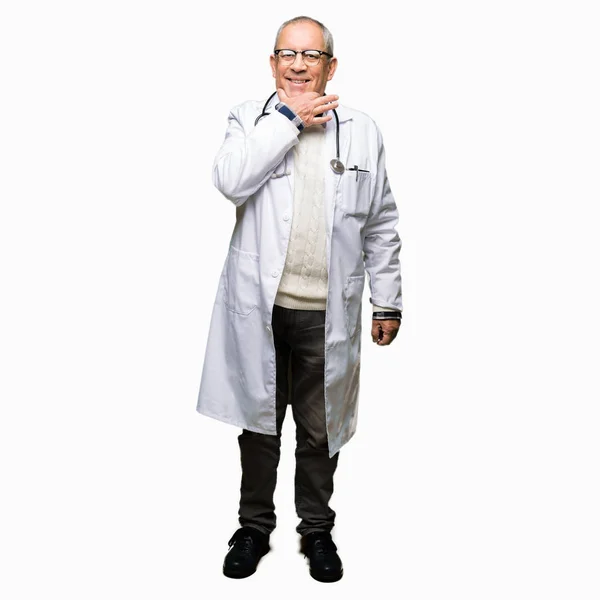 Handsome Senior Doctor Man Wearing Medical Coat Looking Confident Camera — Stock Photo, Image