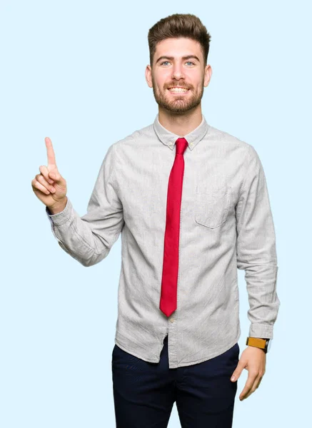 Jovem Homem Negócios Bonito Mostrando Apontando Para Cima Com Dedo — Fotografia de Stock